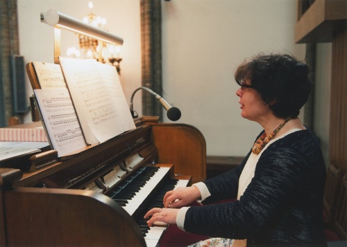 Aan het orgel